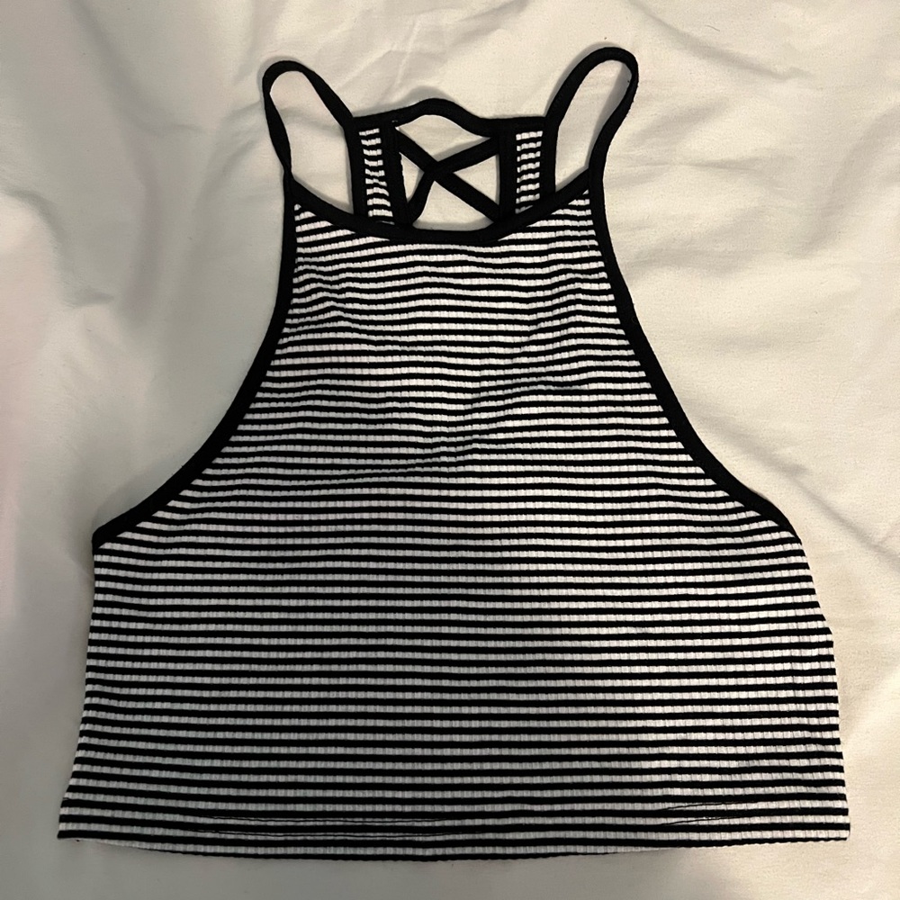 🖤cute crop top with cutout back!🖤